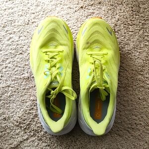 Hoka Arahi 6 Size 8.5B. Bright yellow.